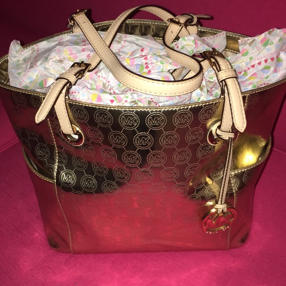 Michael Kors Handbags - FRIDAY SPECIAL MK GENTLY USED PRICE FIRM